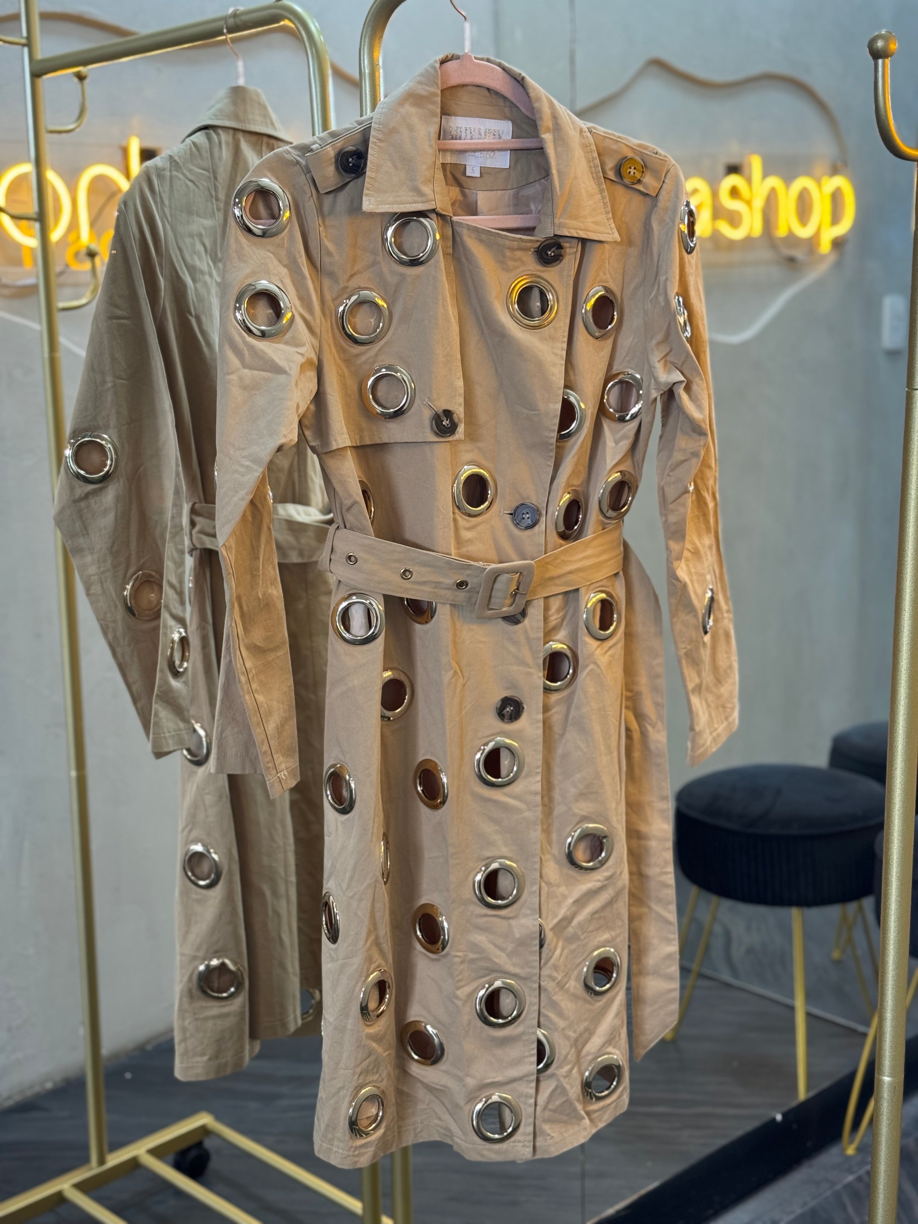 Saco beige largo, agujeros